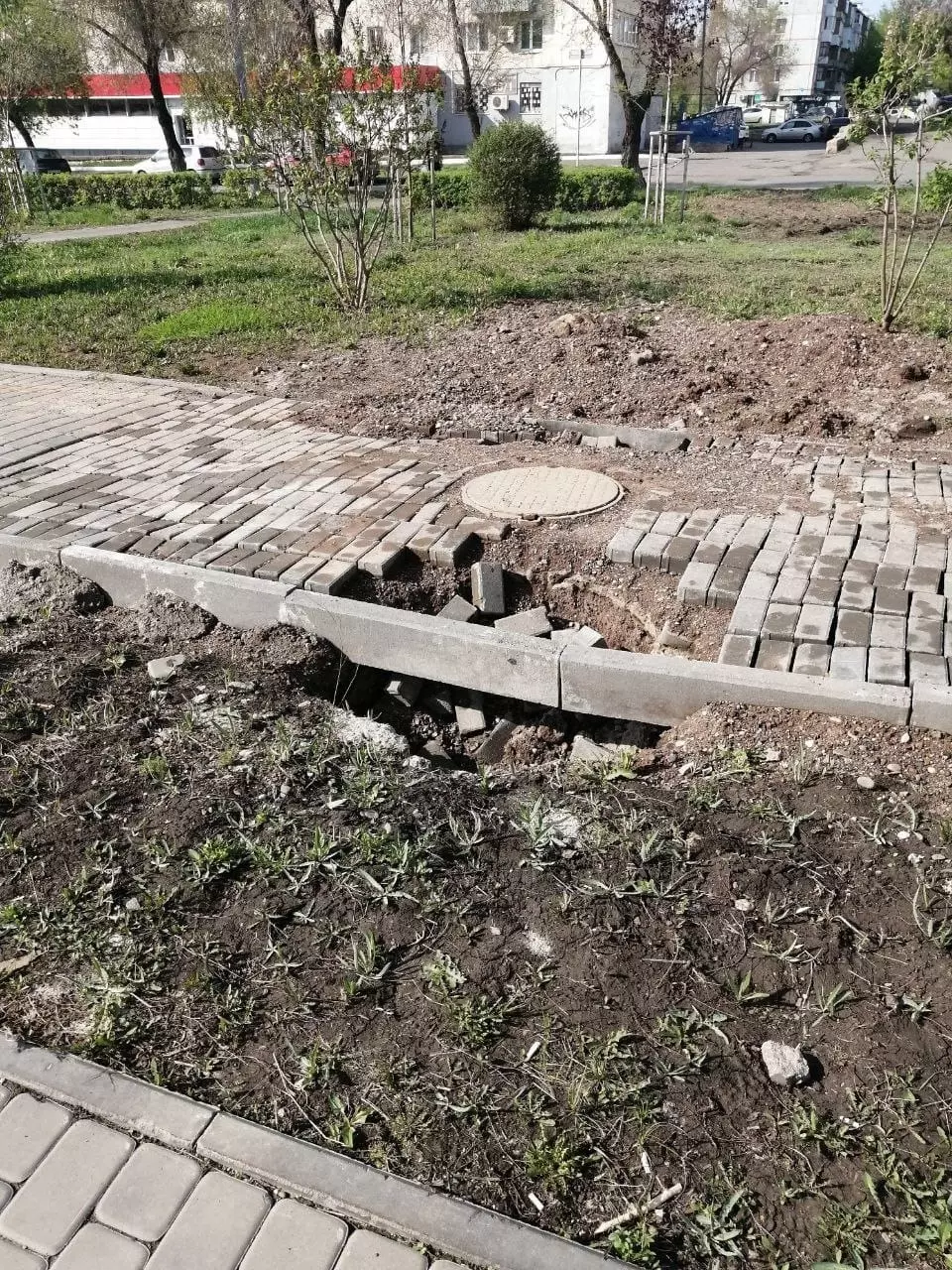 В Оренбурге в сквере имени Лебедева и Сираева на улице Степана Разина появились неогороженные ямы