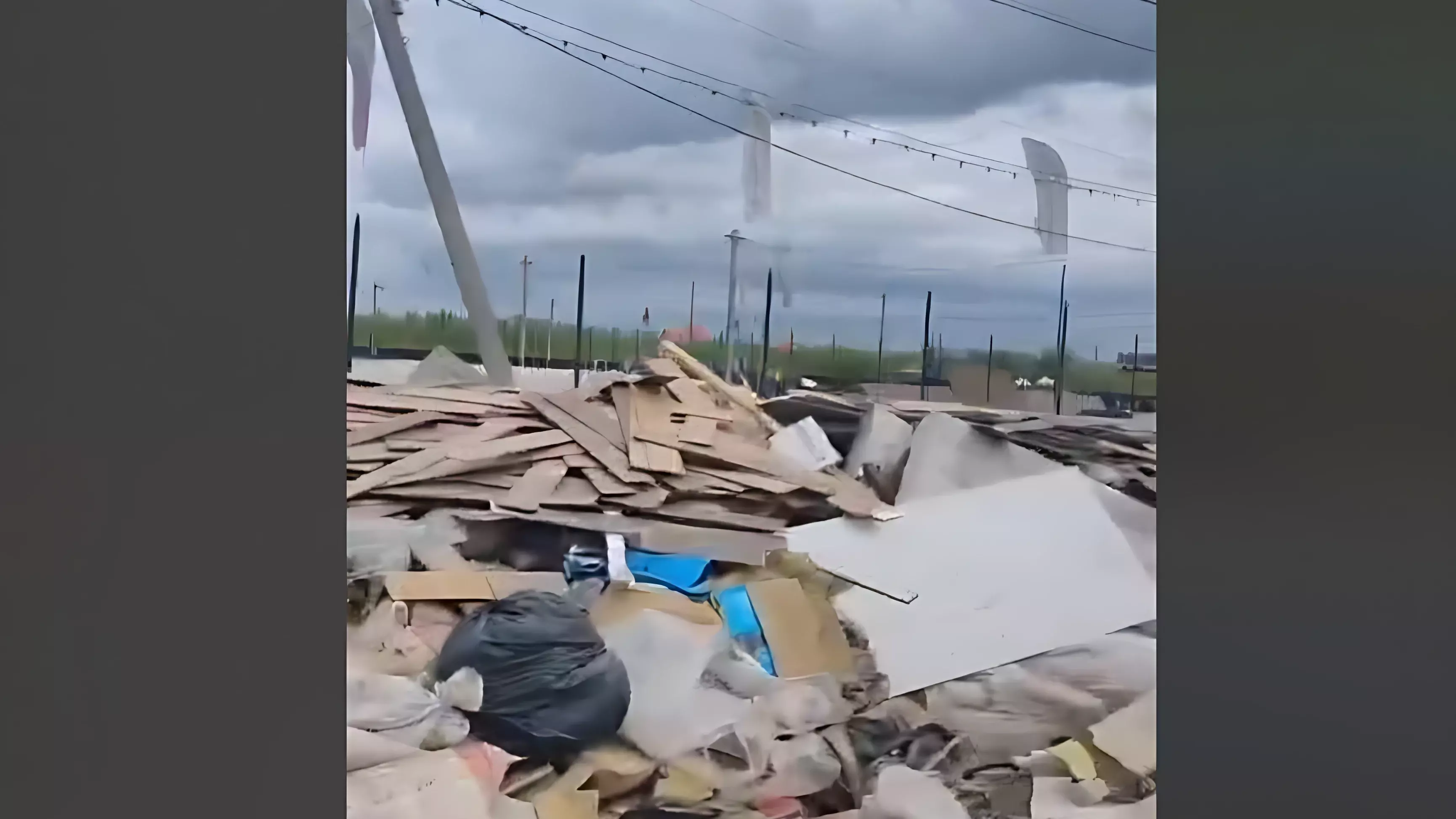 В поселке Приуралье в Оренбурге после паводка выросли метровые кучи мусора