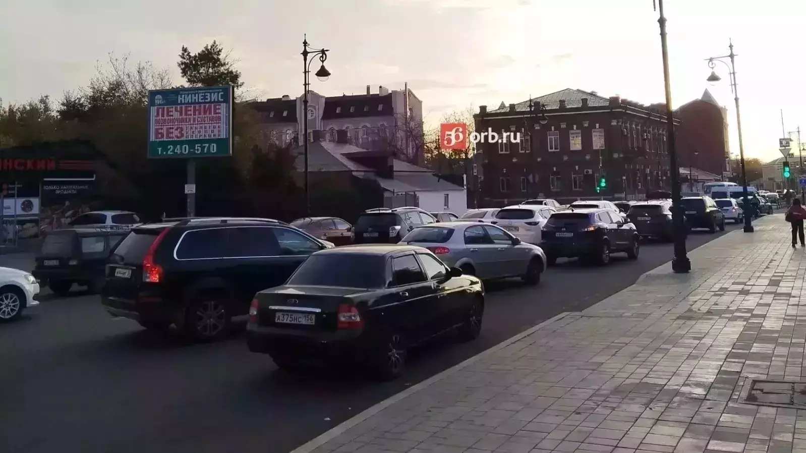 Оренбуржцы продолжают стоять в пробках на улице Чичерина