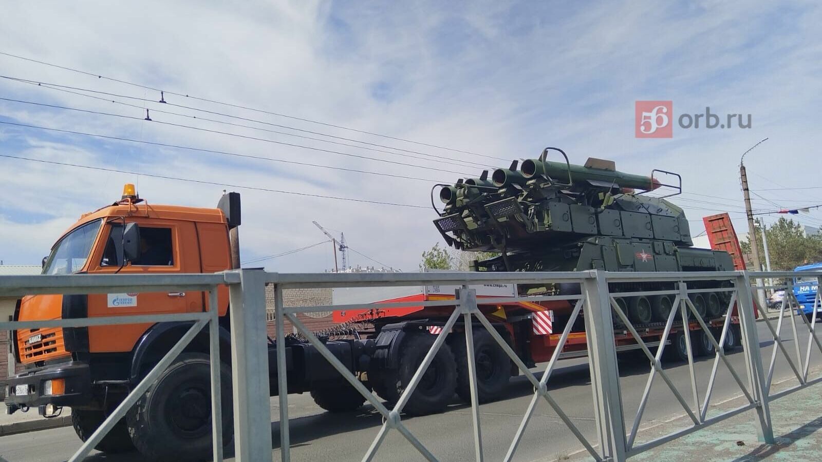 Автоплатформы с военной техникой движутся по улицам Оренбурга