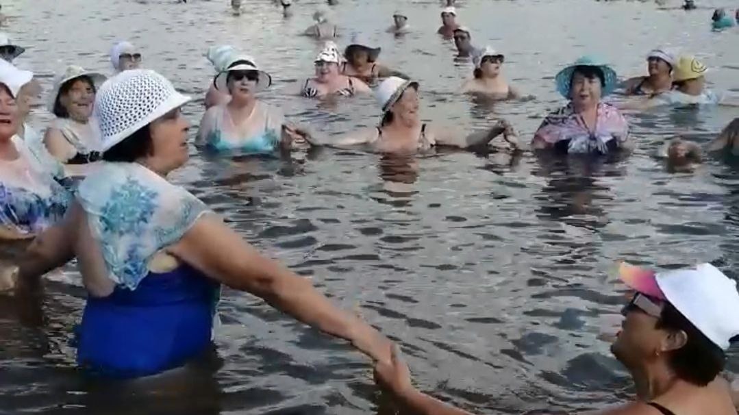 Женщины в Соль-Илецке закружились в хороводе прямо в озере