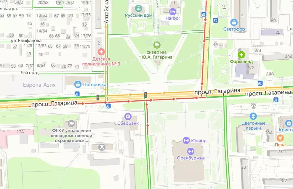 Пробка на перекрестке проспекта Гагарина и улицы Мира.