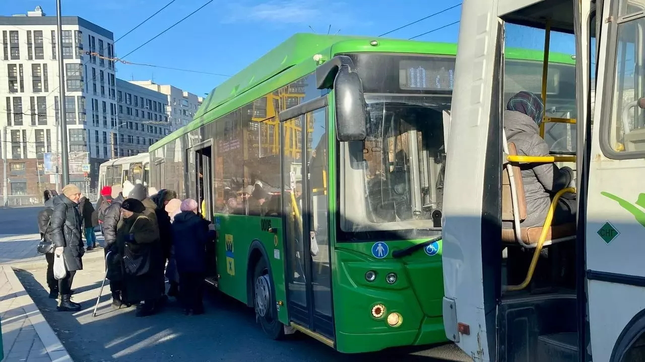 В Оренбурге пассажиры часами ждут автобусов в морозную и ветреную погоду
