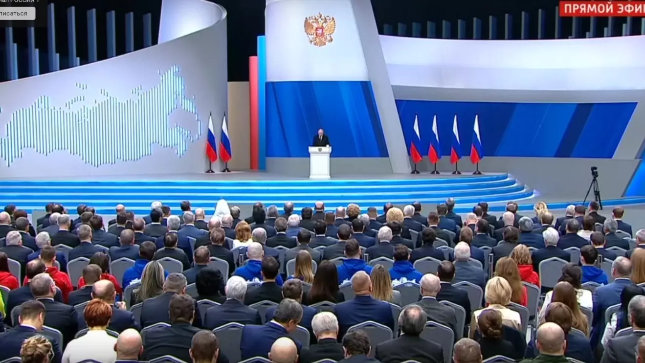 Владимир Путин выступает перед парламентом страны.