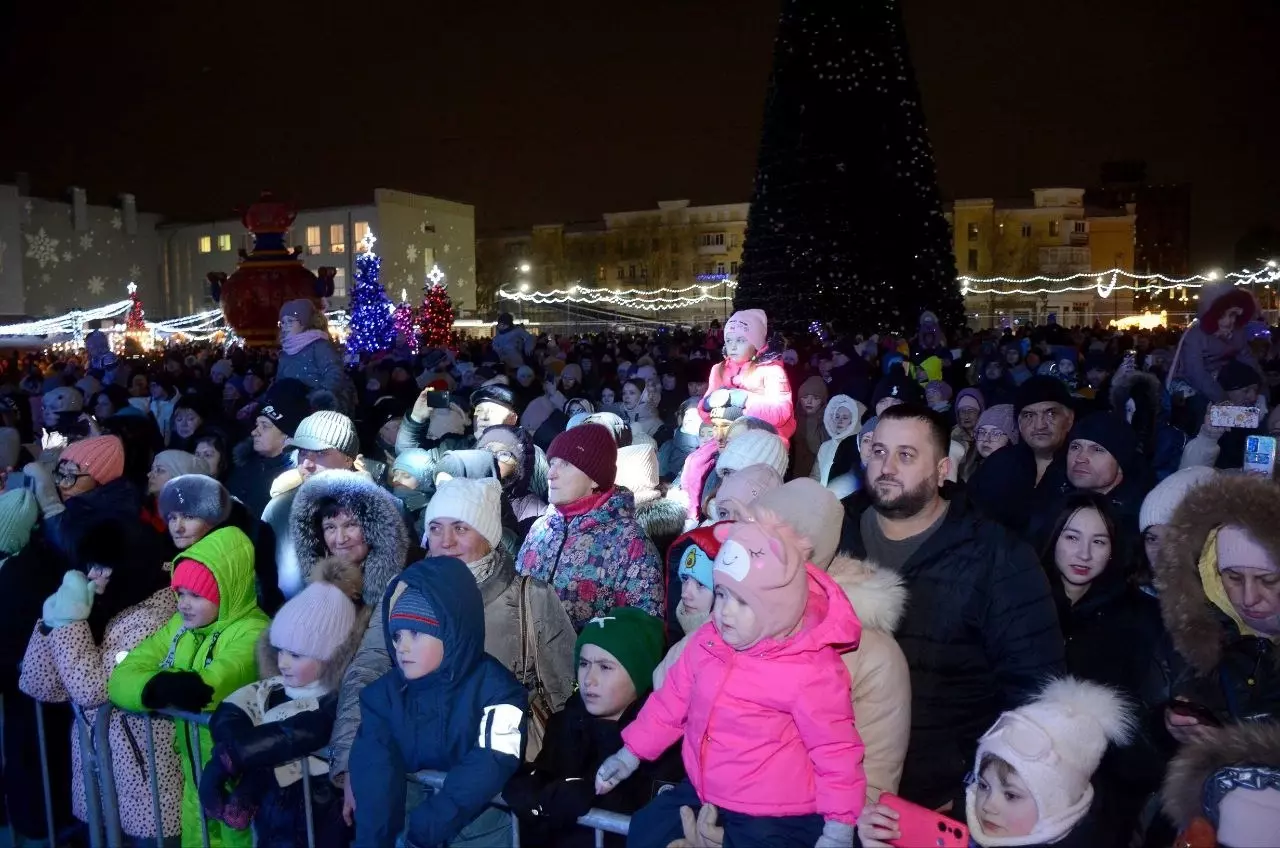 Открытие главной новогодней елки в Оренбурге.