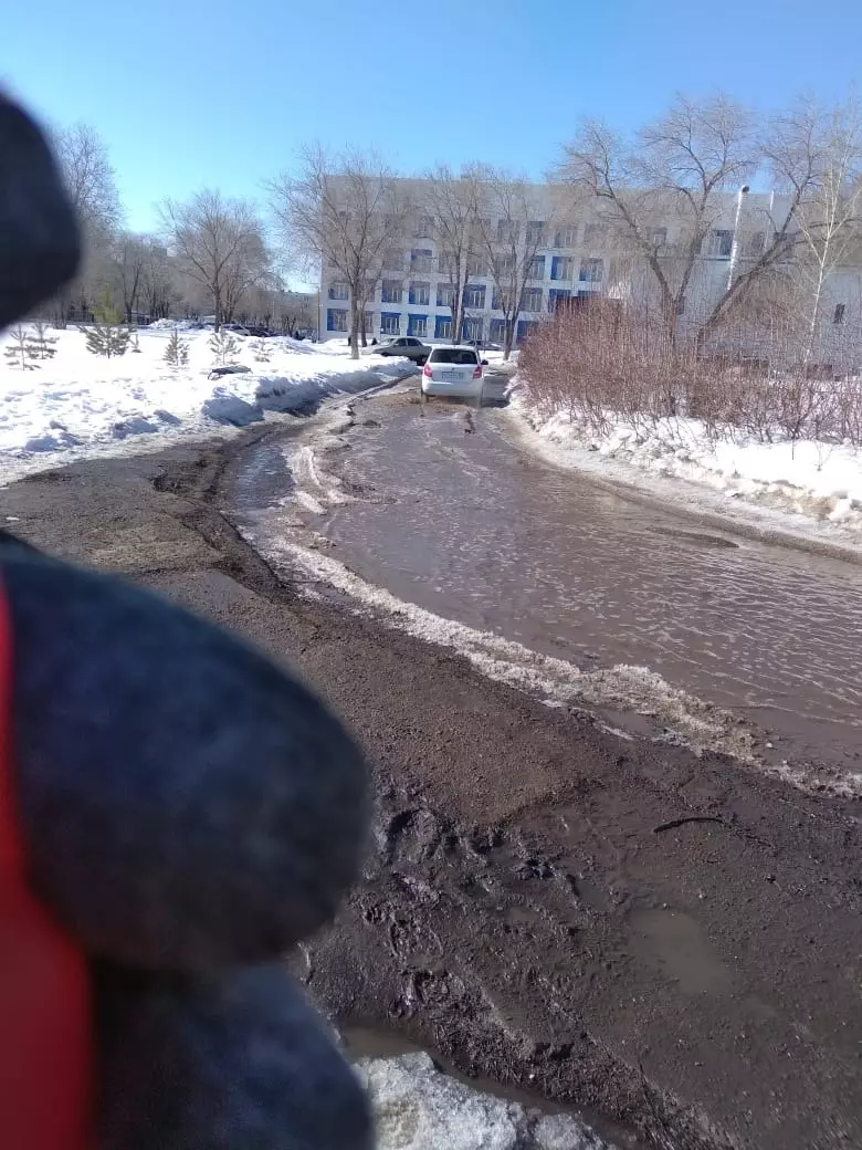 Оренбуржцам приходится проходить огромную лужу и грязь перед поликлиникой