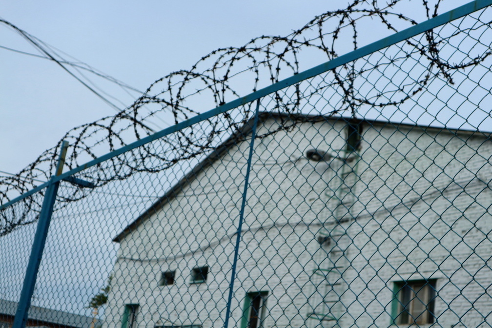 Сотруднику колонии №8 в Оренбурге грозит срок за передачу телефона заключённому
