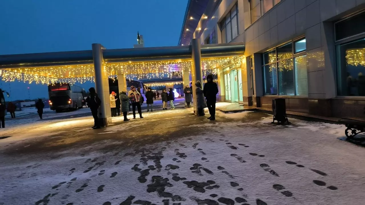 В оренбургском аэропорту людей опять заставили ждать на улице
