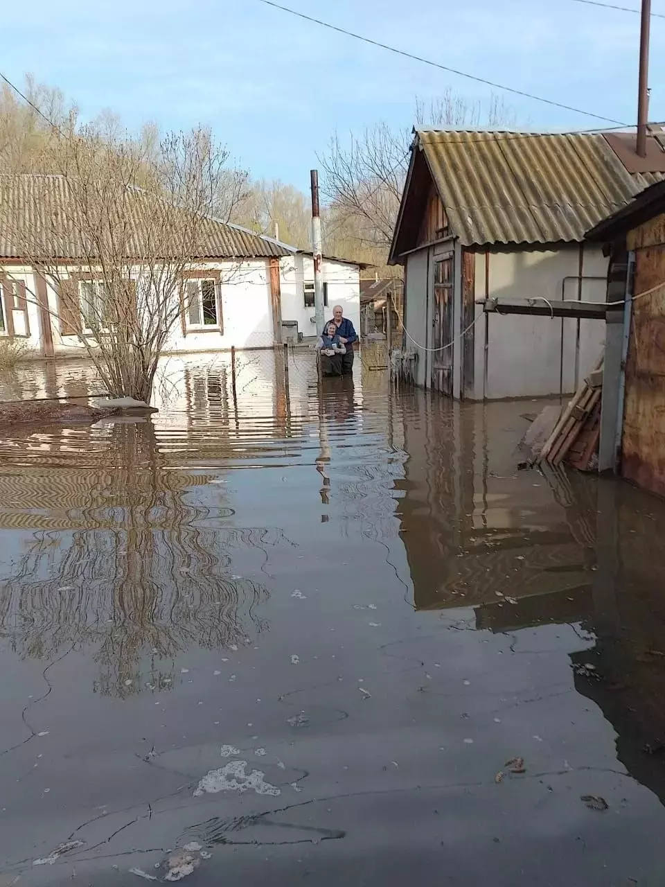 Затопленный в Оренбуржье дом